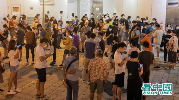 7月11日香港民主派初选，天水围天瑞邨瑞满楼票站参与投票的人排长龙。