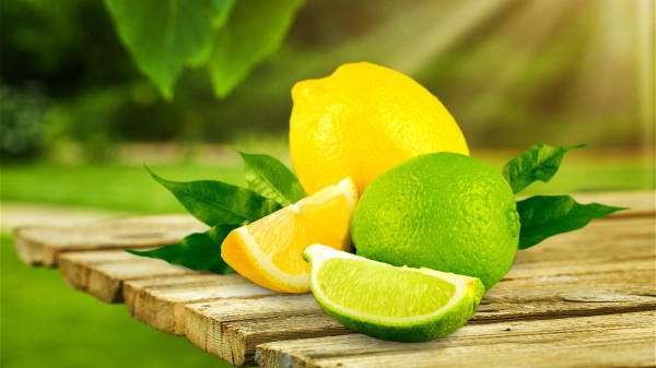 常吃柠檬可以清热化痰，具有抗菌消炎的功效。