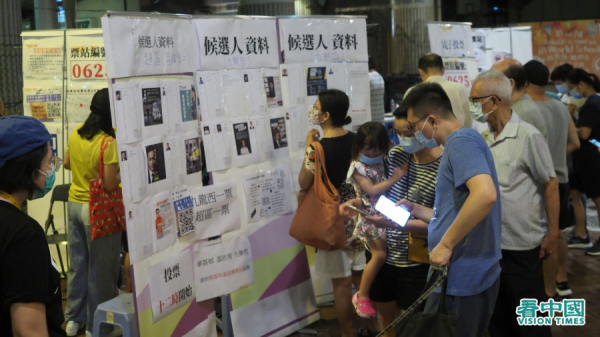 总计参与民主派初选投票的港人将近60万人。图为7月11日香港民主派初选，各候选人使尽全力在各自选区街头拉票。