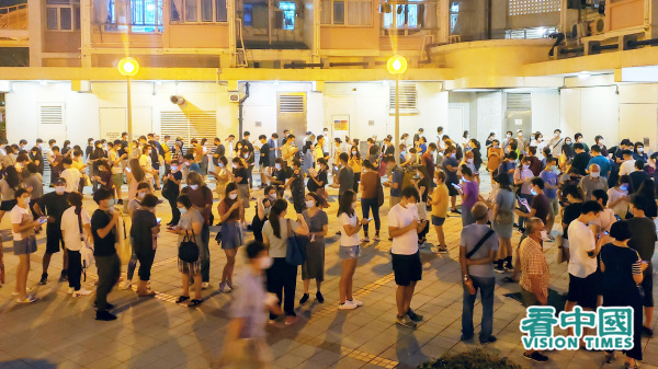 7月11日晚，香港天水围天瑞邨票站外大排长龙。（图片来源：宇星/看中国）