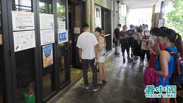 7月12日，荃湾一个票站外大排长龙。（图片来源：李天正/看中国）