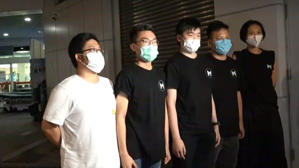 昨日是香港民主派初選第二天，中西區區議員何致宏於西灣河街站協助拉票，期間被港警以藏有危險藥物為由拘捕。他痛斥港警是存心打壓、針對初選。