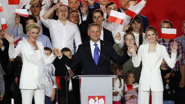 7月13日，波蘭國家選舉委員會（NEC）公佈，現任的波蘭總統杜達（Andrzej Duda）以微弱的優勢，成功連任。