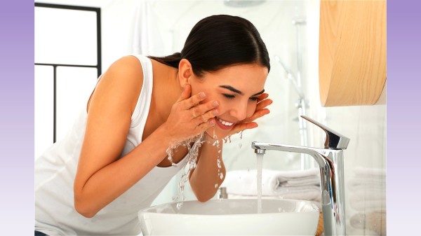 洗澡时，如果再辅以搓脸，就能加速面部血液流动，放松表情肌。