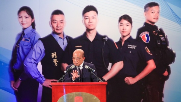 13日，行政院长苏贞昌在台北圆山大饭店出席警政署警察防疫尖兵表扬活动。