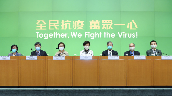 7月13日晚，香港特首林郑月娥等港府官员召开记者会，宣布更严的防疫措施。（图片来源：香港政府新闻处）