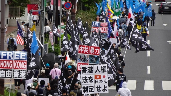 2020年7月12日，中共暴行联合大游行在东京原宿、涩谷等闹区登场，有数百名香港人、维吾尔人、西藏人、内蒙古人、台湾人及日本人参与