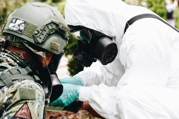 化学兵执行除污作业。