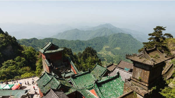 武当山位于中国华中地区湖北省，它风景如画、神秘莫测、高耸入云，久经岁月洗礼的道观显示出其历史悠久。
