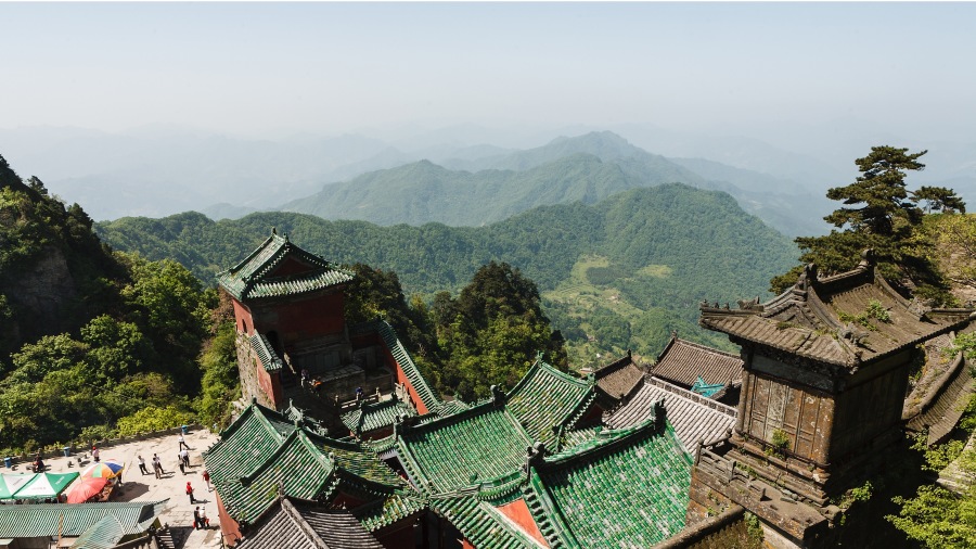 武當山位於中國華中地區湖北省，它風景如畫、神秘莫測、高聳入雲，久經歲月洗禮的道觀顯示出其歷史悠久。
