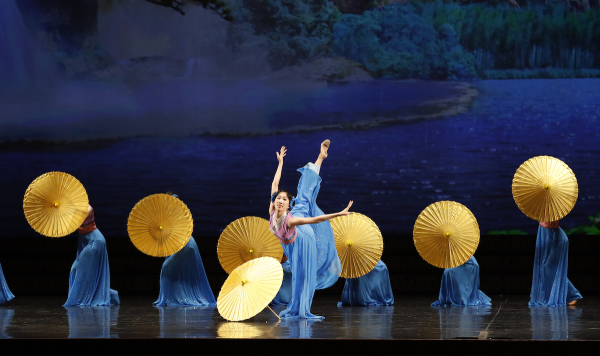 施逸謙在2017年神韻演出的舞蹈作品《傘舞》。