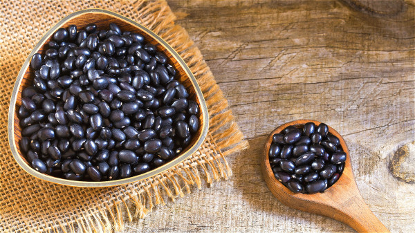 每天清晨起床后吃生黑豆15粒，能明目养肝。