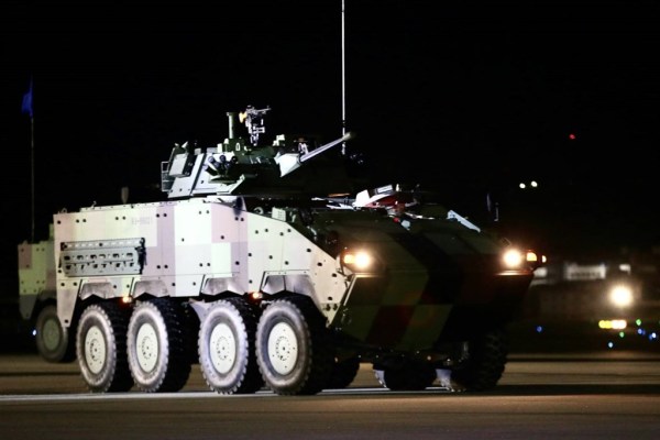 国防部军备局将启动105公厘云豹战炮甲车研制案。图为投入汉光演习反空机降作战演练的国造云豹甲车。