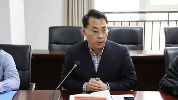 青岛胶州市民政局局长秦玉峰堕楼身亡。