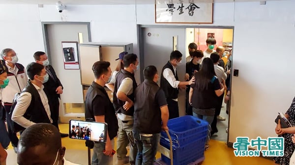 7月17日，警方进入理工大学校园，到学生会检走电脑等证物。（图片来源：李天正/看中国）