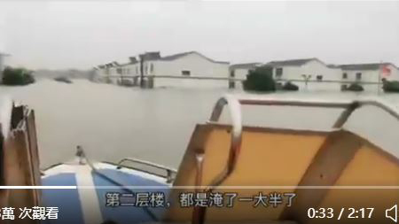 安徽安庆，洪水淹没居民二楼，居民借冲锋舟回家