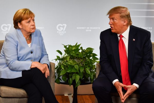 2019年8月26日，在法國召開的年度G7峰會上，美國總統川普與德國總理默克爾交談。