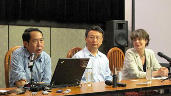 中国人民大学教授时殷弘(左)，2010年6月28日