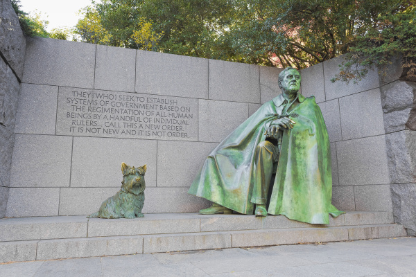 羅斯福紀念館裡，富蘭克林·D·羅斯福和他的狗Fala的銅像雕塑。