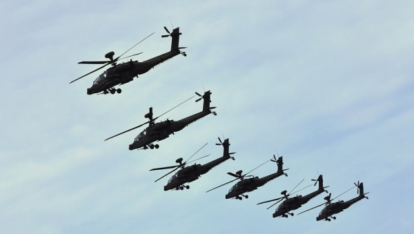 图为参加演习的AH-64阿帕契攻击直升机