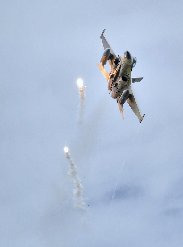 国防部2020年“汉光36号”实兵实弹演习于17日上午正式结束。图为IDF战机在攻击后施放热焰弹脱离。