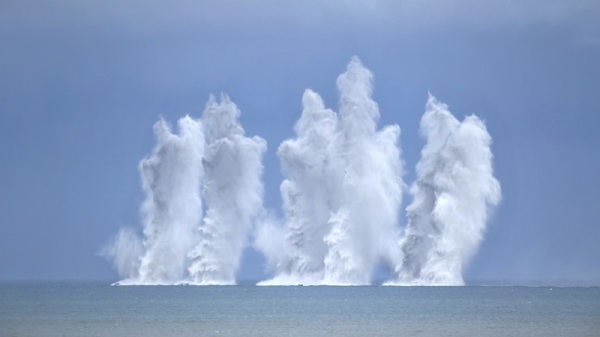 图为战机投掷炸弹在海面爆破造成的水。