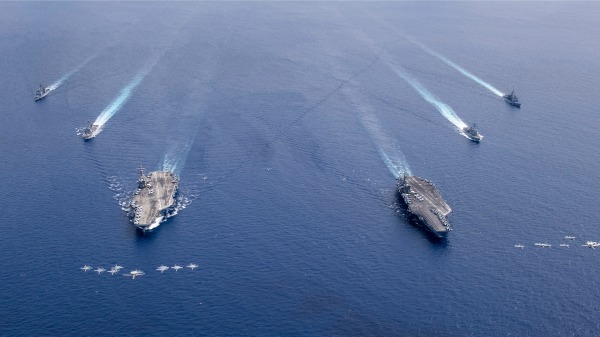 圖為2020 年 7 月 6 日，在南中國海自由航行任務中，美國太平洋艦隊的第 5 航空母艦聯隊和第 17 航空母艦聯隊的飛機在尼米茲航空母艦打擊部隊（CSF）的上空編隊飛行。（圖片來源：Keenan Daniels/美國太平洋艦隊Flickr）