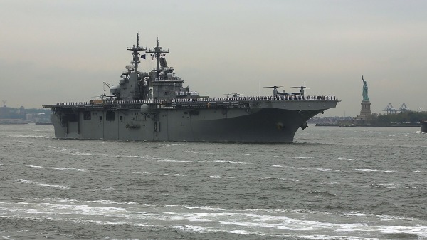 美国海军的另一艘黄蜂级两栖登陆舰基萨奇山号（USS Kearsarge）周五（17日）也传出火灾意外。（图片来源：Spencer Platt/Getty Images）