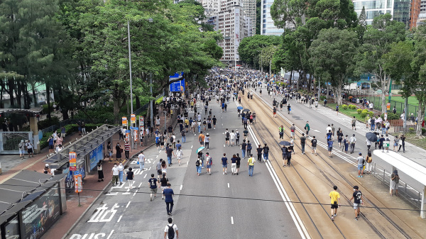 2020年7月1日，大批香港市民沿高示威道向天后方向游行。