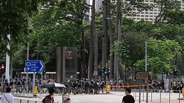 香港示威期间警察推进并捉人。