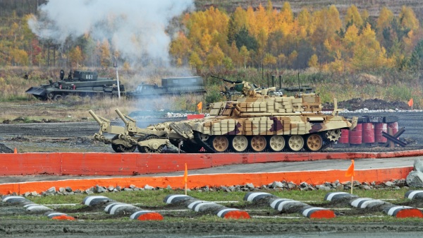 目前，不少国家仍有大量的地雷，图为装甲车正在扫雷。（图片来源：Adobe Stock）