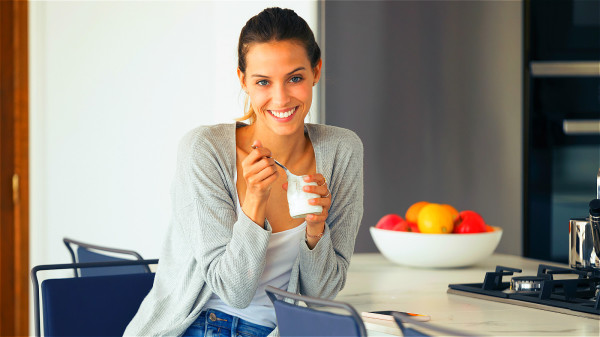 酸奶可抑制肠内有害菌种的生长繁殖，有助于肠道内物质的消化吸收。