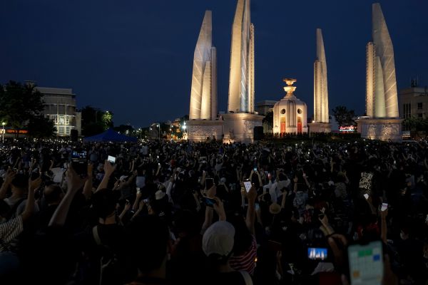 2020年7月18日晚，泰國抗議民眾在曼谷民主紀念碑舉行的反政府示威活動中舉起手機。