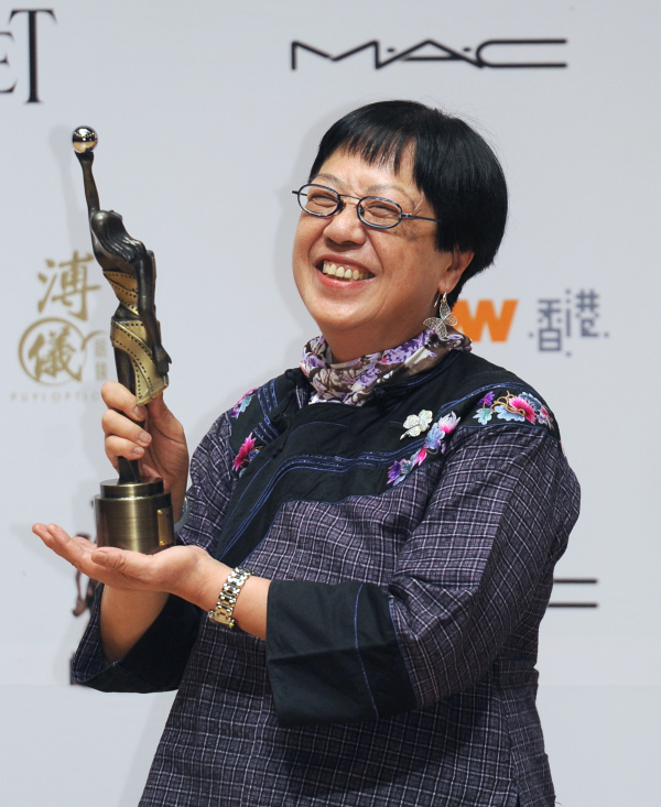 图为2012年4月15日香港导演许鞍华（Ann Hui）在第31届香港电影金像奖的电影《简单生活》（A Simple Life）中获得最佳导演奖。
