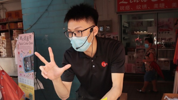 新加坡西海岸傳統市場中傳來熟悉的台灣夜市叫賣聲，24歲的台灣青年黃柏勳賣力推銷著足浴中藥材，銷售風格充滿了濃濃台灣味。