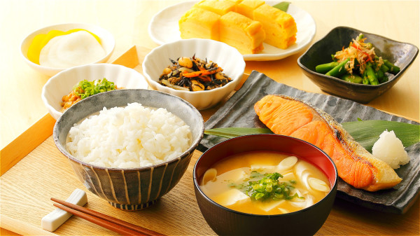 日本妇女每天早上都要为家人准备丰富又健康的早餐。