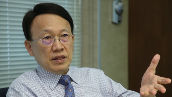 台湾成衣厂聚阳董事长周理平表示，推动P3防护衣2.0决心不变，因为武汉肺炎疫情有可能再次袭来，建立起本土防疫战略供应链的事，“不能停下来”。