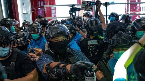 2020年7月21日，港警在元朗商場內大舉截查市民，區議員周偉雄因舉起「光復香港」紙牌，被指違反國安法被捕。（圖片來源：Anthony Kwan/Getty Images）