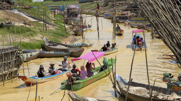图为2018年4月12日，游客在柬埔寨境内洞里萨湖周围的一个村庄Kampong Phluk。