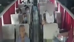与乘客爆冲突司机恐吓“把车开到桥下大家一起死”(视频图)