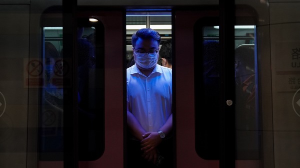 图为北京通勤者戴著口罩搭地铁一幕，示意图