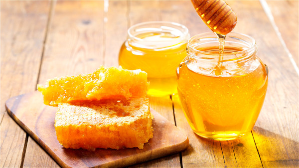 食用蜂蜜能迅速补充体力，消除疲劳，增强对疾病的抵抗力。