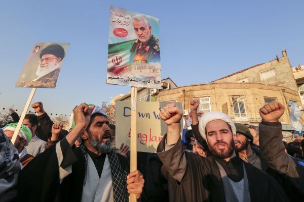 伊朗示威者举着伊朗最高领袖哈梅内伊和被炸死的伊朗指挥官苏莱曼尼头像。