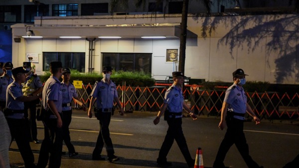 中国派警方包围成都美领馆最后抓了一个小粉红