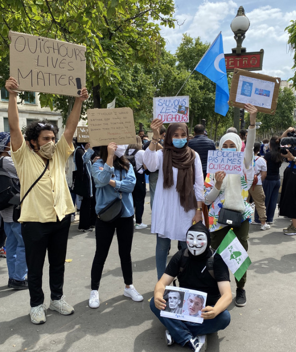 7月25日下午，巴黎反伊斯兰恐惧症联盟举办活动，除了声援新疆维吾尔族外，也要求北京停止种族灭绝政策。参加活动的民众手持各式标语，包括“维吾尔的命也是命”与“拯救维吾尔人”等。