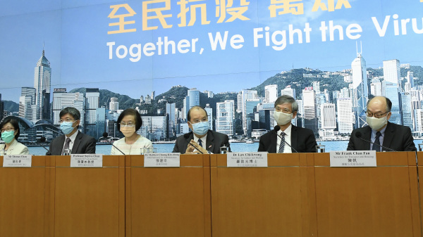 香港政務司長張建宗（右三）等官員7月27日宣佈最新防疫措施。（圖片來源：香港政府新聞處）