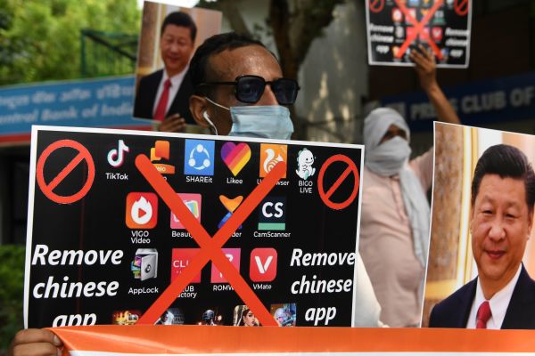 2020年6月30日，在新德里舉行的針對中國報《環球時報》的示威遊行中，有民眾舉牌敦促人們刪除中國應用程序並停止使用中國產品。