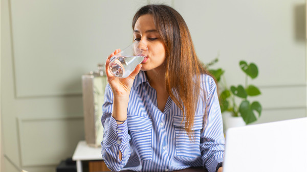 每天喝足够的水，能够帮助新陈代谢，降低血糖浓度。
