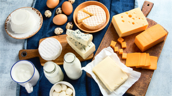 有偏頭痛史的患者最好遠離含有酪胺酸的食物：如乳酪、巧克力、柑橘類食物等。