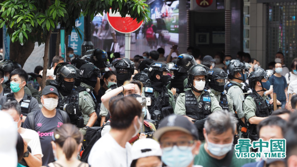圖為七一當日大批防暴警察佈防，阻止市民遊行表達訴求。（圖片來源：李天正/看中國）